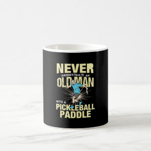 Caneca De Café Pickleball - Homem Idoso Com Uma Raquete de Pickle