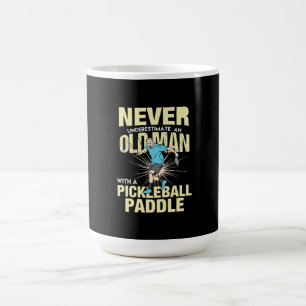 Caneca De Café Pickleball - Homem Idoso Com Uma Raquete de Pickle