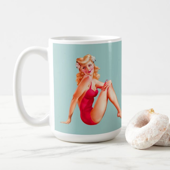 Caneca De Café Pin-up loiro em azul de roupa de banho vermelha (Com Donut)