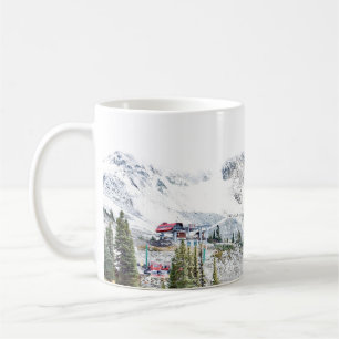 CANECA DE CAFÉ PINAS PERTO DA MONTANHA COBERTAS COM NEVE
