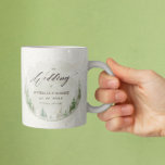 Caneca De Café Pine Trees Fotografando Favor de Casamento Russo E<br><div class="desc">Nossa coleção "Rustic Mountain" tem paisagens aquáticas combinadas com peças decorativas de madeira criando um olhar sofisticado inspirado na natureza. O esquema de cores consiste em castanhos e azuis com um toque de verde. Todas as informações estão em uma combinação de um script e uma fonte serif. Verifique em nossa...</div>