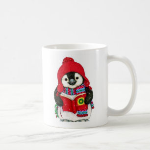 Caneca De Café Pinguim Bonito Com A Holly De Natal Carol
