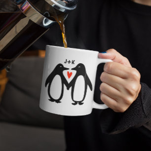 Caneca De Café Pinguins Segurando Mãos Iniciais Personalizadas d