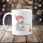 Caneca De Café Pink Christmas Snowman Roasting Marshallows<br><div class="desc">Uma caneca bonita com uma ilustração de um boneco de neve com um chapéu cor-de-rosa e um lenço assando marshmallows. presente de excelente para as próximas férias. Personalize o texto com sua própria mensagem. Ilustrada e projetada por Patricia Alvarez.</div>