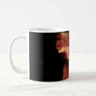 CANECA DE CAFÉ PINK FLOWER NO FUNDO PRETO