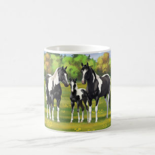 Caneca De Café Pinto Negro Pinto Quarto Cavalos Em Pastagem De Ve