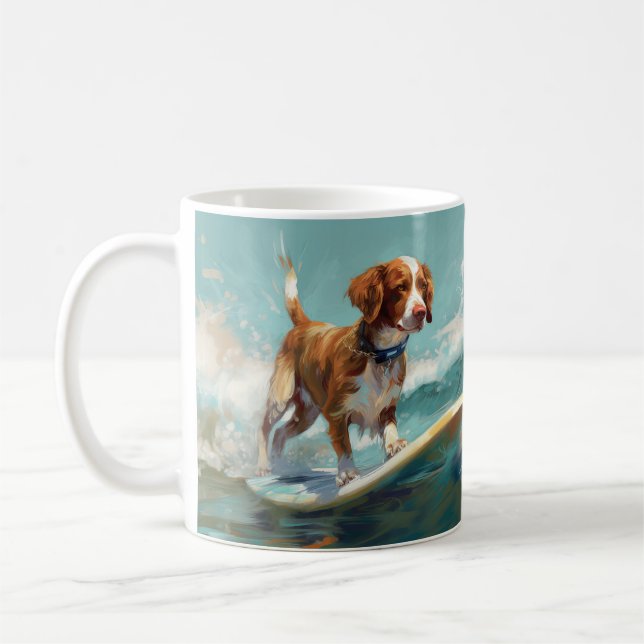Caneca De Café Pintura de surfe na praia de Brittany Spaniel (Esquerda)