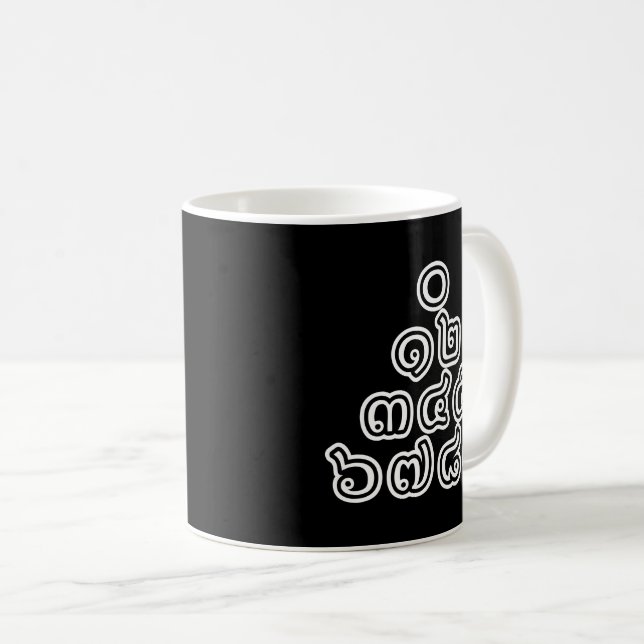 Caneca De Café Pirâmide Tailandesa de Números ♦ Esquema de Língua (Frente Esquerda)