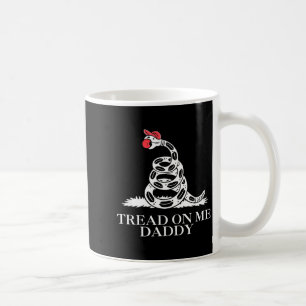 Caneca De Café Pisar no papai bandeira de gadsden cobra engraçada