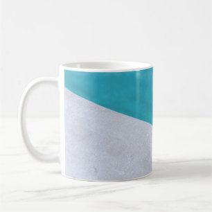 Caneca De Café Piso de cinza vazio ao lado da piscina