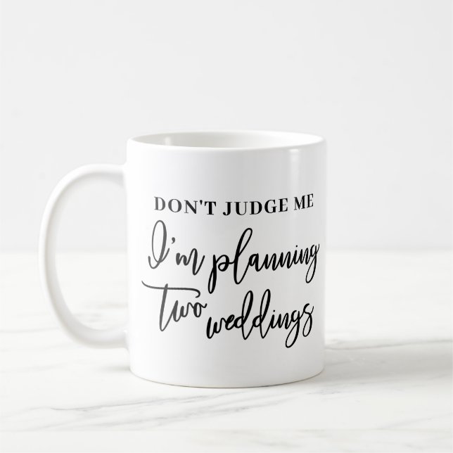 Caneca De Café Planejando Dois Casamentos Engraçados Adiando Casa (Esquerda)