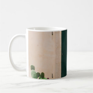 CANECA DE CAFÉ PLANTA DE CACTÃO VERDE PERTO DA PORTA VERDE