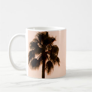 CANECA DE CAFÉ PLANTAS DE PALMAS FOTOGRAFIAS DE BAIXO ÂNGULO