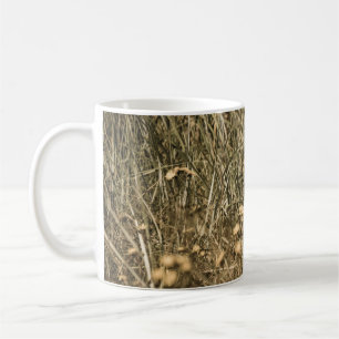 Caneca De Café plantas secas irregulares na praia coberta de roch