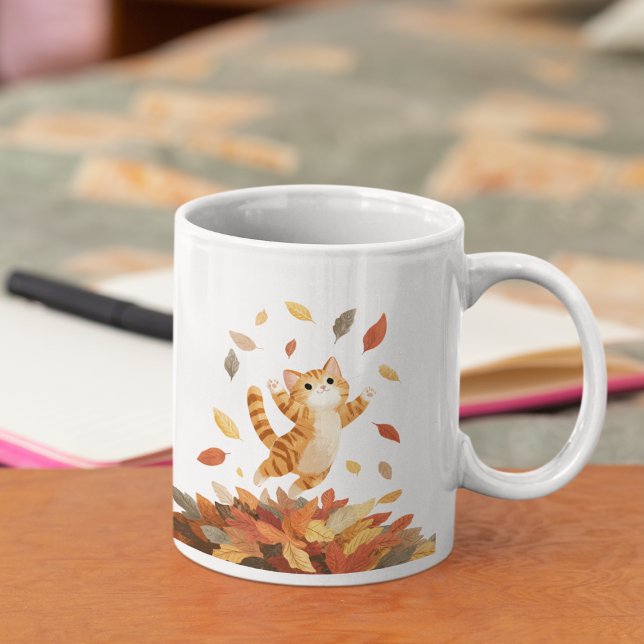 Caneca De Café Playful Autumn Cat Mug Cute Gift (Playful cat enjoying autumn vibes — perfect cozy mug for cat lovers)