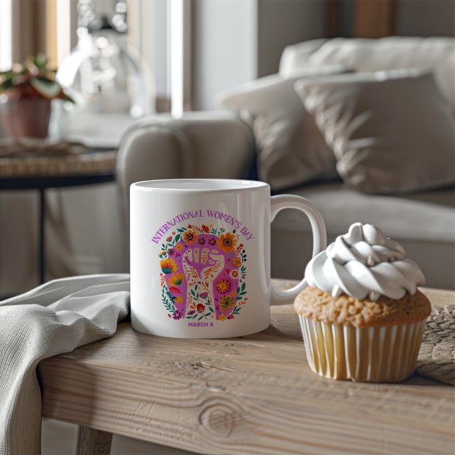 Caneca De Café Poderoso Dia Internacional da Mulher, Fumaça Flora (Criador carregado)