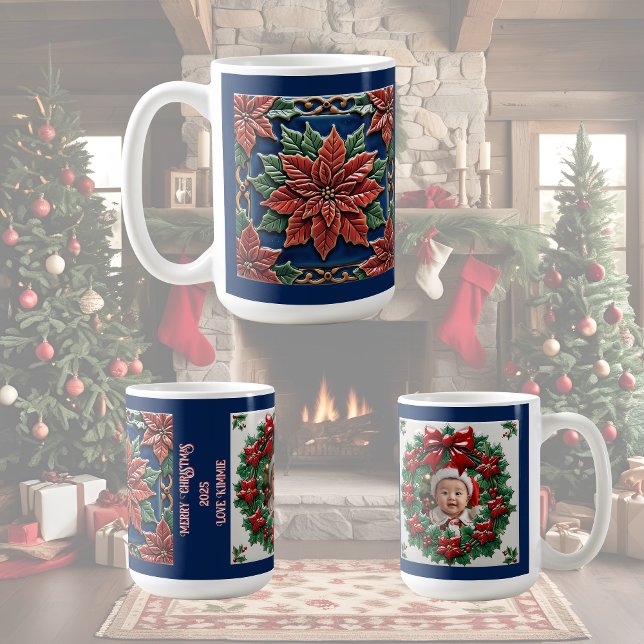 Caneca De Café Poinsettia no Natal Azul Personalizável (Criador carregado)
