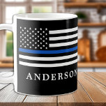 Caneca De Café Policial Personalizado de Linha Azul Moderno<br><div class="desc">Thin Blue Line Flag Coffee Mug - design de bandeira americana em cores da Polícia, design azul preto moderno. Perfeito para todos os policiais, mães de polícia e esposas de polícia. Personalize com o nome do policial, o número do crachá ou o nome da família. Esta fina caneca de café...</div>
