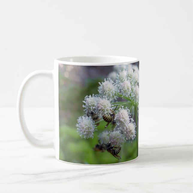 Caneca De Café Polinizadores em Flores Angélicas Brancas (Esquerda)