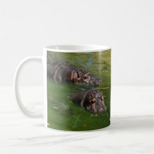 Caneca De Café **"Pondside Play: Dois Hippos Nadando Juntos"**