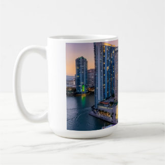 Caneca De Café Pôr do sol no horizonte de Miami com o Hotel Inter