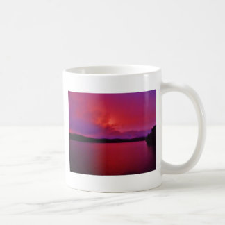 Caneca De Café pôr do sol roxo, rosa quente, no lago Arrohead