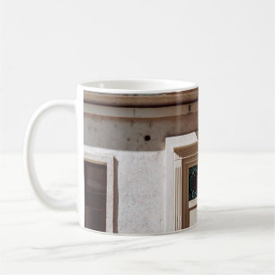 Caneca De Café Porta de madeira castanha sobre construção de be
