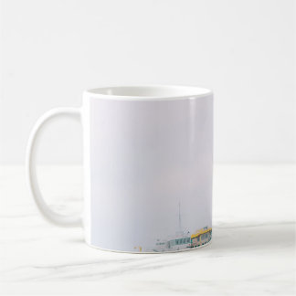 CANECA DE CAFÉ POSTO DE VIDA A BORDO SOB O CÉU BRANCO