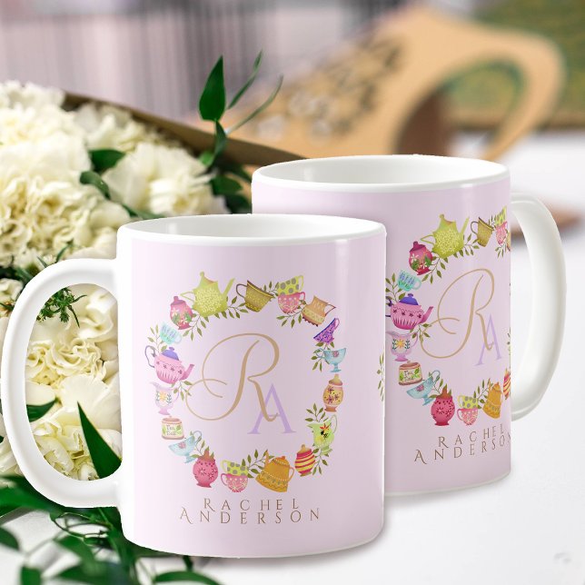 Caneca De Café Potes de chá e copos Monograma Pastel Pink Mug (Chic wreath tea pots with cups design matching romantic fonts monogram.)