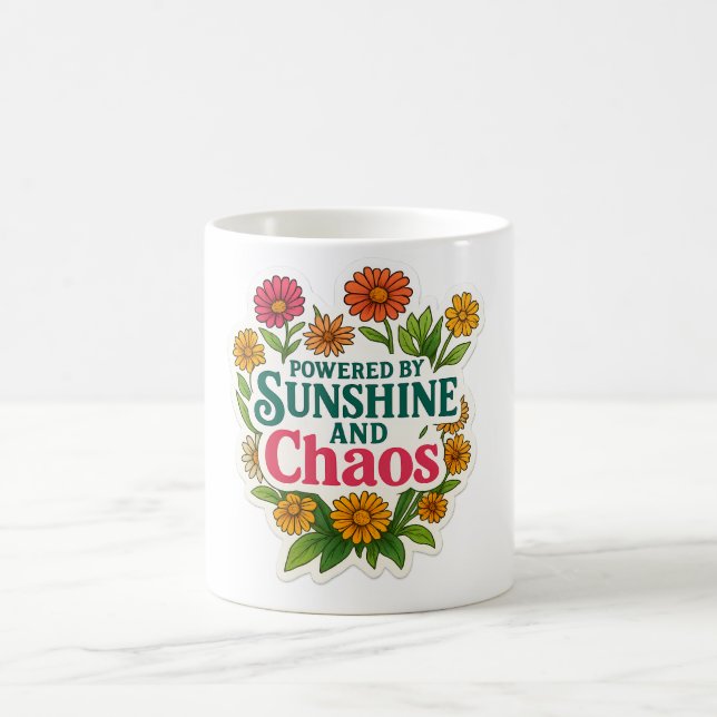 Caneca De Café 🌼🌞 “Powered by Sunshine and Chaos” Mug ☕💥 (Centro)