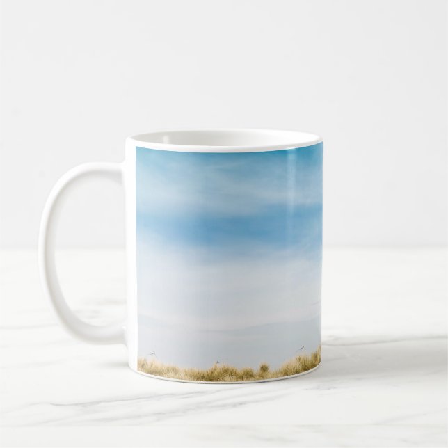 Caneca De Café Prados verdes sob o céu azul (Esquerda)