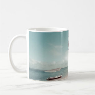 Caneca De Café Praia ao lado da palmeira de coco