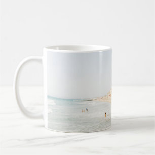CANECA DE CAFÉ PRAIA PERTO DA CONSTRUÇÃO NO DIA