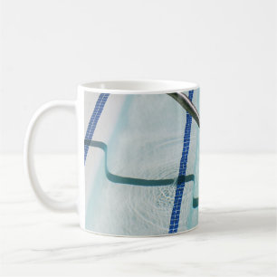 Caneca De Café Precinta preta na piscina de natação azul