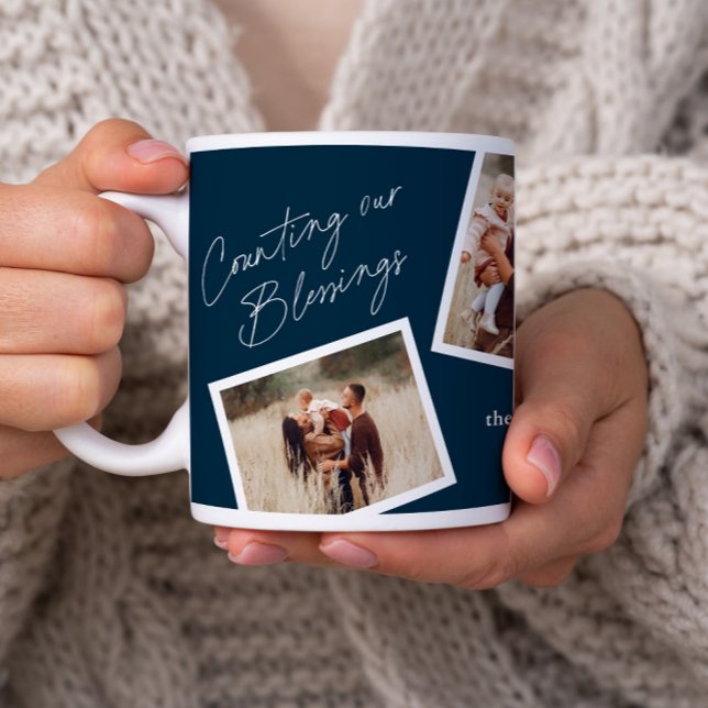 Caneca De Café Presente da família de colagem de fotos Elegante 4 (A modern counting our blessings script 4 photo collage mug in navy blue.)