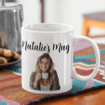 Caneca De Café Presente de Foto do Nome do Monograma<br><div class="desc">Este design pode ser personalizado na área fornecida pela alteração da foto e/ou do texto. Ou pode ser personalizado clicando em Personalizar este Modelo e, em seguida, escolhendo o clique para personalizar mais a opção e excluir ou alterar a cor do plano de fundo, adicionar texto, alterar a cor ou...</div>