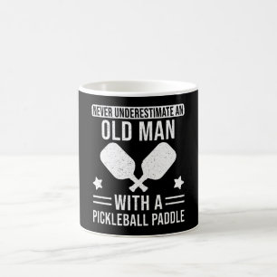 Caneca De Café Presente de Pickleball Nunca subestime um Velho