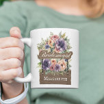 Caneca De Café Presente de Ponta Rusta Floral Colorida Aquarela<br><div class="desc">Celebre suas damas de honra com esta linda e personalizada "Maçã de Brústia Russa Colorida Floral Colorida Watercolor Maçã de Café", um presente perfeito! Apresentando um charmoso design floral floral, o texto do logotipo "Bridesmaid" está rodeado de flores vibrantes e coloridas. A design estende-se a uma placa pendurada onde se...</div>