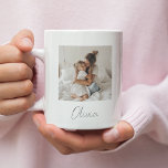 Caneca De Café Presente personalizado de foto e nome<br><div class="desc">Comece seu dia com um lembrete emocionante do seu pequeno. Esta caneca de fotos personalizada apresenta seu instantâneo favorito e um nome personalizado em um script suave e elegante. Perfeito para mães, pais, avós, ou qualquer pessoa que aprecie momentos especiais com seu filho. Seja para o Dia das Mães, um...</div>