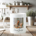 Caneca De Café Presente personalizado de fotos do vovô<br><div class="desc">Celebre o amor entre avô e neto com esta caneca personalizada. Um lado apresenta sua foto personalizada e seu nome, como "Vovô de Olivia", enquanto o outro lado exibe a frase sentida: "Memórias feitas com vovô são para sempre", aliadas a um doce coração vermelho. Um presente caloroso e significativo para...</div>