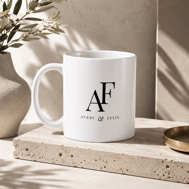 Caneca de Café | Presente Personalizado de Monogra (Personalized wedding monogram coffee mug with custom initials and couple name detail.)