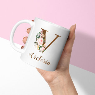 Caneca De Café Presente Personalizado Floral de Noiva com Letra V