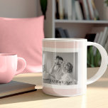 Caneca De Café Presente Simples de Foto da Família Moderna Pastel<br><div class="desc">Presente Simples de Foto da Família Moderna Pastel Rosa</div>