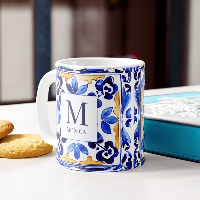 Caneca De Café Presentes de azulejos azuis italianos Monogram Ama (Monogram Amalfi Vietri Italian blue tiles bridesmaid gifts personalized Mug bridal party favors)