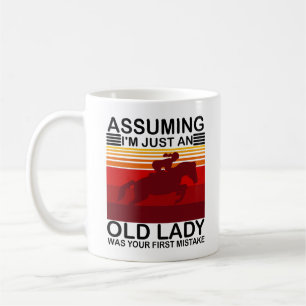 Caneca De Café Presumindo que sou apenas uma senhora velha foi se