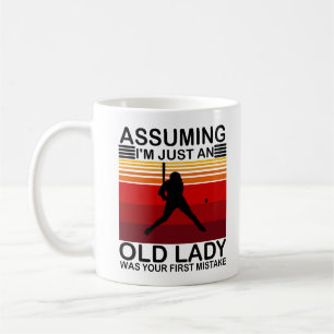 Caneca De Café Presumindo que sou apenas uma senhora velha foi su