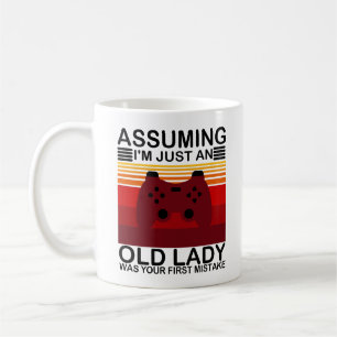 Caneca De Café Presumindo que sou apenas uma senhora velha foi su