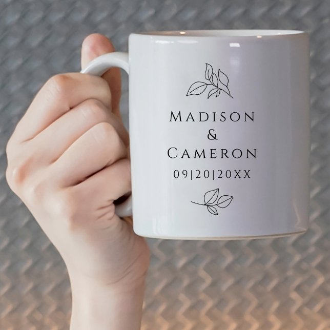 Caneca De Café Preto Branco Elegante Folhas de Casamento Nomes Da (Black White Elegant Wedding Leaves Names Date Coffee Mug Close Up)