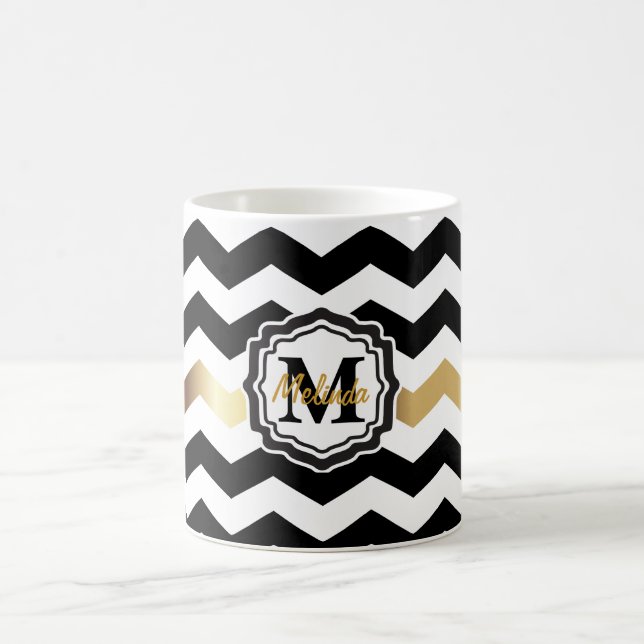 Caneca De Café Preto do monograma, branco e Chevron Dourado (Centro)