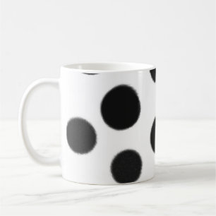 caneca de café preto e branco das bolinhas